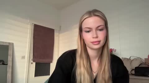 Snapshot of glow_angel chatting on January 27, 2025, 4:01 pm glow_angel online show from January 27, 2025, 4:01 pm