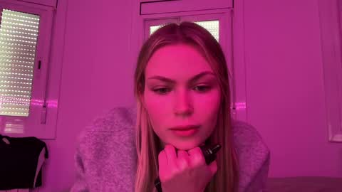 Snapshot of glow_angel chatting on February 13, 2025, 3:46 pm glow_angel online show from February 13, 2025, 3:46 pm