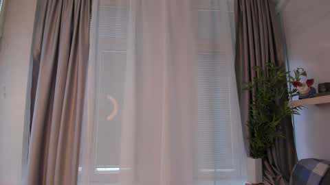 Snapshot of glowhub_ chatting on February 20, 2026, 9:43 am Ann Eliz and Gigi online show from February 20, 2026, 9:43 am