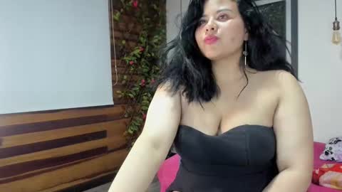 Snapshot of golden_ttania chatting on February 5, 2025, 9:36 am Tania online show from February 5, 2025, 9:36 am