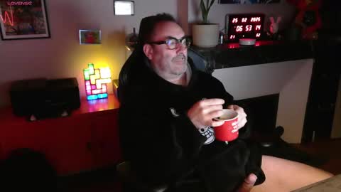 Snapshot of hairyfred73 chatting on February 25, 2025, 5:52 am hairyfred73 online show from February 25, 2025, 5:52 am