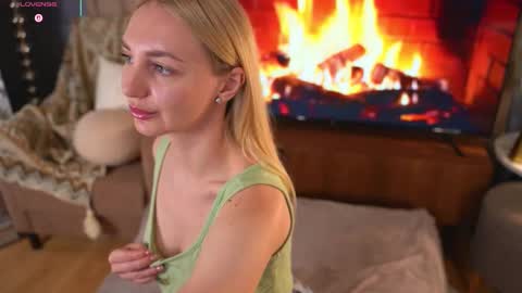 Snapshot of hey_becky chatting on February 23, 2026, 8:12 am Becky online show from February 23, 2026, 8:12 am