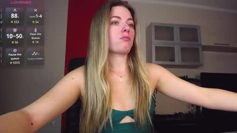 Lina online show from December 16, 2025, 7:57 am