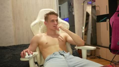 Snapshot of holiday_boys chatting on October 9, 2025, 9:13 pm Extaz Athrey Howard online show from October 9, 2025, 9:13 pm