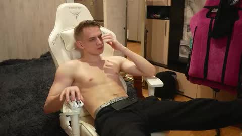 Snapshot of holiday_boys chatting on October 25, 2025, 7:52 pm Extaz Athrey Howard online show from October 25, 2025, 7:52 pm