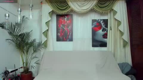 hotties_kittens18 online show from December 15, 2025, 6:01 pm