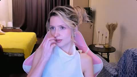 Snapshot of julie_flores chatting on February 3, 2026, 12:43 pm Julie online show from February 3, 2026, 12:43 pm