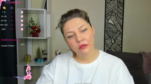 Snapshot of jully_rox chatting on December 8, 2024, 1:35 am Jully online show from December 8, 2024, 1:35 am