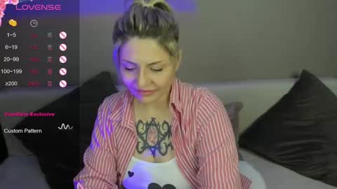 Snapshot of jully_rox chatting on February 9, 2025, 10:09 am Jully online show from February 9, 2025, 10:09 am