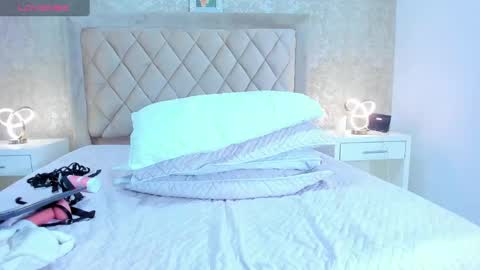 kellyMillian  online show from December 5, 2024, 6:33 pm