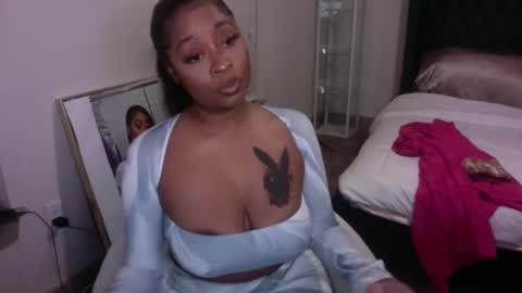 Snapshot of kimmyluxx chatting on February 20, 2025, 4:28 am kimmyluxx online show from February 20, 2025, 4:28 am