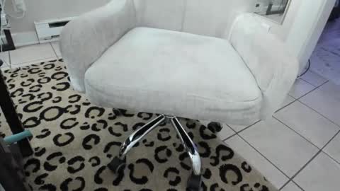 Snapshot of ladylux625 chatting on December 21, 2025, 4:52 am luxandleo online show from December 21, 2025, 4:52 am