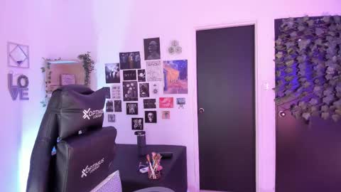 lanaherondale_ online show from November 23, 2025, 9:09 am