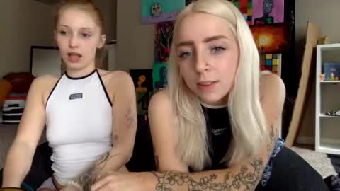 Snapshot of latenightkash chatting on February 23, 2026, 8:39 pm Roxy blue online show from February 23, 2026, 8:39 pm