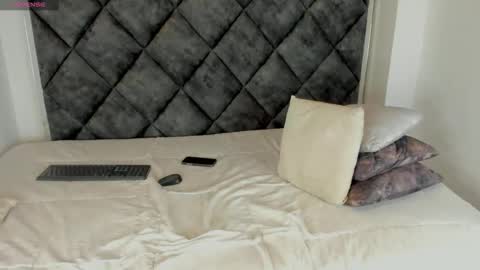 LEANDRO online show from September 19, 2025, 3:52 am