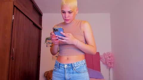 Snapshot of laura_r23 chatting on January 17, 2026, 7:06 pm Laura Rose online show from January 17, 2026, 7:06 pm