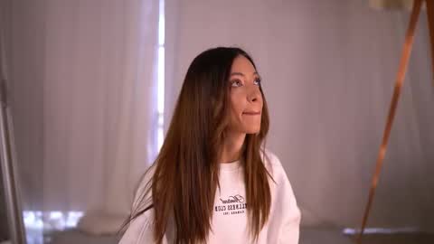 laylakristal online show from September 14, 2025, 5:28 am