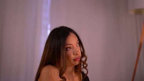 laylakristal online show from September 19, 2025, 5:53 am