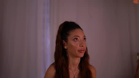 laylakristal online show from October 5, 2025, 5:17 am