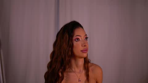 laylakristal online show from October 8, 2025, 5:16 am