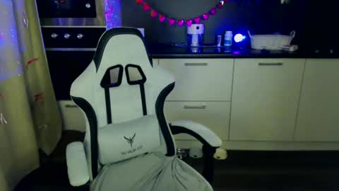 Snapshot of lesssi_ chatting on February 26, 2025, 1:21 am Alison online show from February 26, 2025, 1:21 am