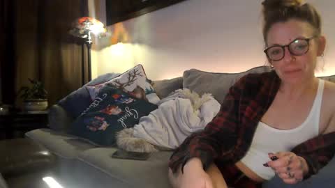 Snapshot of lezzrene chatting on December 6, 2024, 4:47 am Hornystonerchick online show from December 6, 2024, 4:47 am