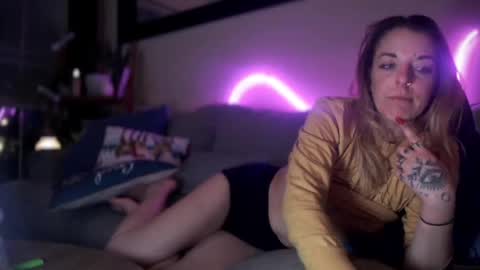 Snapshot of lezzrene chatting on December 16, 2024, 4:02 am Hornystonerchick online show from December 16, 2024, 4:02 am