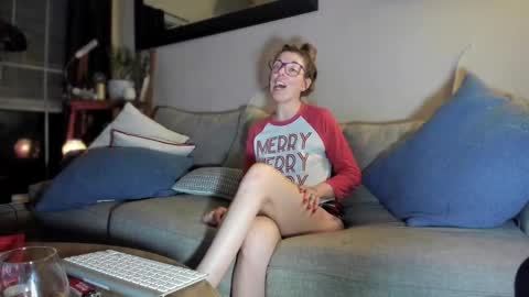 Snapshot of lezzrene chatting on December 26, 2024, 3:27 am Hornystonerchick online show from December 26, 2024, 3:27 am