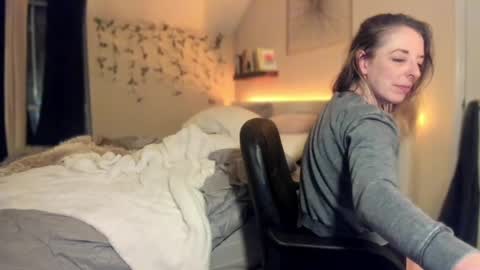 Snapshot of lezzrene chatting on March 3, 2025, 7:43 am Hornystonerchick online show from March 3, 2025, 7:43 am