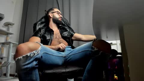 Liam online show from November 12, 2025, 8:15 am