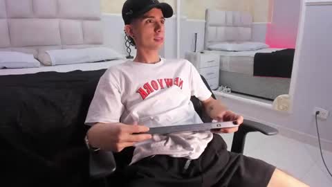 L I I A M online show from February 5, 2025, 4:59 am