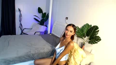 Snapshot of lillyholland_xx chatting on February 12, 2025, 4:01 am lillyholland online show from February 12, 2025, 4:01 am