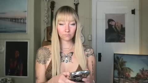 Snapshot of lilpeachykeenn chatting on December 6, 2024, 8:51 pm Lilpeachykeenn online show from December 6, 2024, 8:51 pm