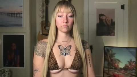 Snapshot of lilpeachykeenn chatting on December 7, 2024, 1:47 am Lilpeachykeenn online show from December 7, 2024, 1:47 am