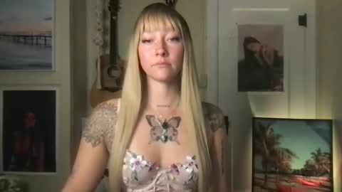 Snapshot of lilpeachykeenn chatting on December 15, 2024, 1:24 am Lilpeachykeenn online show from December 15, 2024, 1:24 am