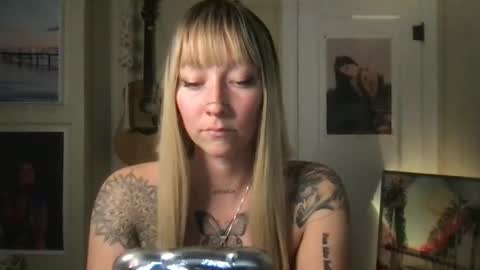 Snapshot of lilpeachykeenn chatting on December 23, 2024, 2:56 am Lilpeachykeenn online show from December 23, 2024, 2:56 am