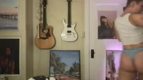 Snapshot of lilpeachykeenn chatting on December 30, 2024, 1:04 am Lilpeachykeenn online show from December 30, 2024, 1:04 am