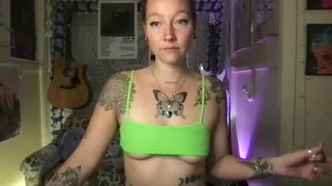 Snapshot of lilpeachykeenn chatting on January 8, 2025, 3:08 am Lilpeachykeenn online show from January 8, 2025, 3:08 am