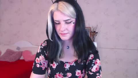 Snapshot of lissalucy chatting on February 15, 2026, 7:27 am Alice Dont forget to thumbs up its very important online show from February 15, 2026, 7:27 am