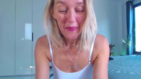 Snapshot of lolaaelita chatting on January 11, 2026, 1:43 am Lola online show from January 11, 2026, 1:43 am