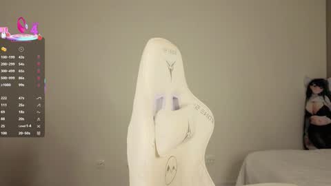 Luna online show from December 17, 2025, 4:40 am