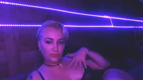 Lux Lovers Live online show from October 7, 2025, 7:05 am