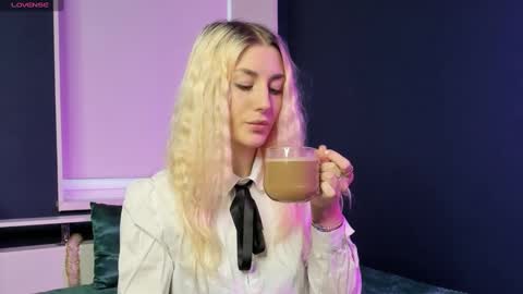 Snapshot of lynngarney chatting on January 23, 2025, 7:22 am Lika online show from January 23, 2025, 7:22 am