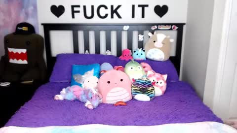 Mackenzie Wolfe online show from October 9, 2025, 3:04 am