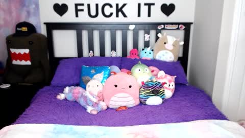 Mackenzie Wolfe online show from December 23, 2025, 5:27 am