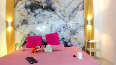 mariana_16_ online show from February 9, 2026, 1:59 pm