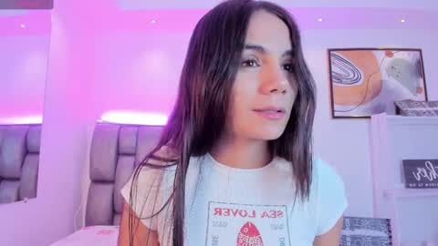 Snapshot of martina_mancinii chatting on September 17, 2025, 12:18 pm Martina online show from September 17, 2025, 12:18 pm