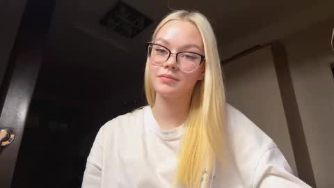 Mia online show from February 16, 2026, 7:43 pm