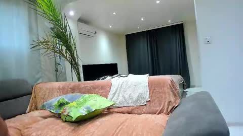 Jennifer  Johnny online show from February 15, 2026, 10:58 am