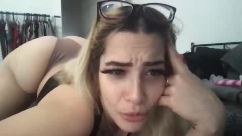 Snapshot of mnmoji4717 chatting on December 8, 2024, 2:09 pm Mia Moji online show from December 8, 2024, 2:09 pm